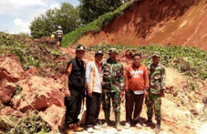 Jalan Tertimbun Longsor, Pemerintah Dinilai Lamban