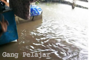 Jalan Lintas Arga Makmur – Lebong Tertutup Banjir Setingggi 1 Meter