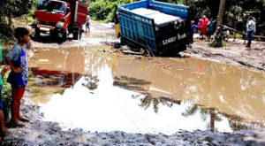Jika Tak Ingin Celaka, Waspadai Kolam Berlumpur di Ruas Jalinbar Serangai