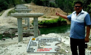 Sempat Terbengkalai, Pembangunan Jembatan Manulah Kembali Dilanjutkan