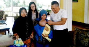 Lagi, Mantan Bupati Imron Rosyadi Berangkatkan Warga BU Berobat Ke Jakarta