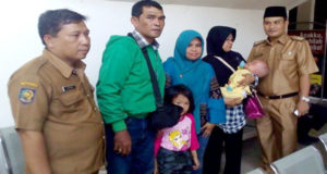 Hari Ini Berangkat Ke Jakarta, Kadinkes Prov Kunjungi Riki di Bandara