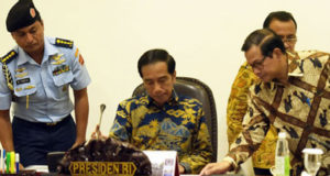Presiden Jokowi Sudah Teken PP Gaji Ketiga Belas Tahun 2017, Berikut Penjelasannya