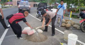 Tekan Angka Lakalantas Mudik Lebaran, Polisi Tambal Jalan Berlubang