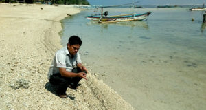 Dampak Evakuasi Bangkai Kapal, Laut Pantai Desa Merpas Tercemar Minyak dan Oli