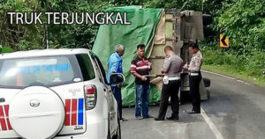 Diduga Supir Ngantuk, Truk Terjungkal