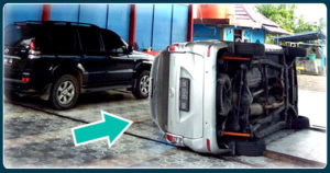 Diduga Petugas Cucian Lalai, Mobil Konsumen Terguling