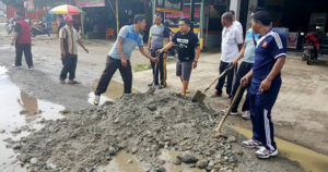 Polisi Tambal Jalan Berlubang