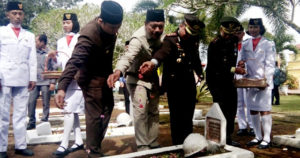 Tabur Bunga dan Doa Di Makam Pahlawan Bengkulu Utara