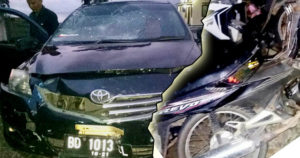 Belok Mendadak Dihantam Limo, Pengendara Patah Pinggang