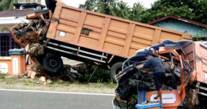 Pengemudi Mengantuk, Fuso Pengangkut Sawit Porak-porandakan 2 Kios Warga dan Pagar Mesjid