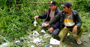 Warga Ujan Mas Temukan Sampah Medis Dibuang Sembarangan