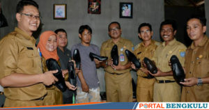 Sepatu dan Sandal Kulit Produksi BUMDes Pasar Kerkap Diminati Pejabat