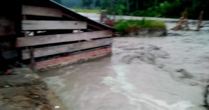 Dampak Banjir Lumpur Kian Memprihatinkan, Warga Datangi Mapolsek Minta Ditemukan Dengan Bupati dan Dewan