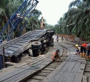 Keamanan Jembatan Pengganti Diragukan, KRM: Sudah Ada Mobil Terperosok!