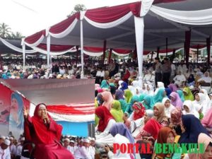 Tausiyah Mama Dedeh Pukau Ribuan Masyarakat Bengkulu Utara