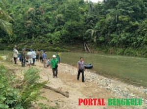 Berniat Antar Anak Sekolah, Karyawan PT. AAUSE Hanyut Terseret Arus Sungai