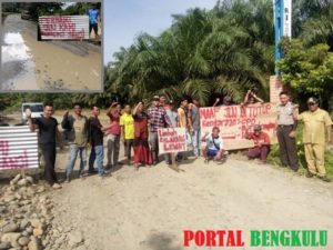 Tuntut Pembaikan Jalan Dan Tagih Sejumlah Janji, Warga Sari Makmur Tutup Akses Jalan PT.AMK