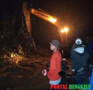 Bencana Longsor Di Desa Talang Ratu, Jalan dan Sawah Tertutup Material Tanah