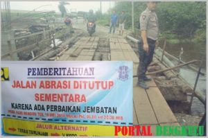 Perbaikan Jembatan Pantai Abrasi, Jalinbar Kota Mukomuko-Air Dikit Ditutup