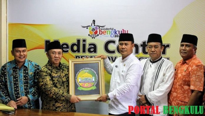 Persiapan MTQ, Sekda Provinsi Serahkan Logo MTQ