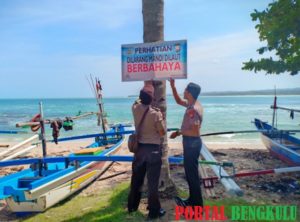 Polsek Kaur Selatan Pasang Larangan Mandi Di 4 Titik Kawasan Pantai