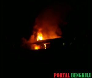 Warung Manisan Milik Warga Desa Bandar Jaya Hangus Terbakar