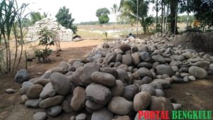 Proyek DD Gunakan Tenaga Kerja Luar Desa, Warga Lubuk Gedang Kecewa