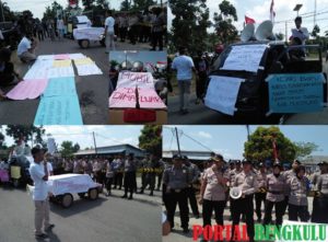 Aksi Demo Warnai Pelantikan Anggota DPRD Mukomuko, Bupati ”Kabur” dan Pemkab Tak Bergeming