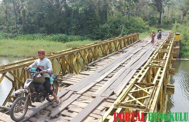 Rusak Berat, Jembatan Desa Suro Bali Tak Kunjung Dibangun