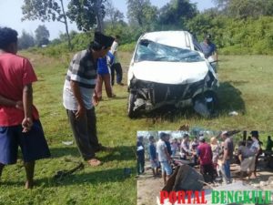 Hilang Kendali, Mobil Tabrak Warung dan 2 Unit Motor