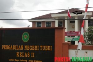Depan Kantor PN Tubei, Bendera Putih Merah Berkibar