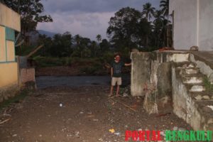 Jembatan Desa Talang Liak Dua Rusak, Belum Tersentuh Perhatian Pemerintah!