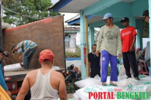 Warga Desa Mangkurajo Terima Bantuan Pakan Ayam dan Obat-Obatan
