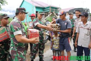 Di Desa Tik Jeniak, Kodim 0409/RL Salurkan Bantuan Korban Bencana Longsor