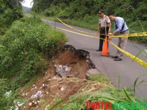 Jalan Amblas, Polsek Lebong Selatan Pasang Police Line