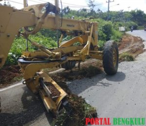 Bina Marga Dinas PUPR-Hub Lebong Bersihkan 9 Titik Bahu Jalan