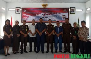 Pilkada, KPU dan Kejari Mukomuko Tandatangani MoU Tentang Penanganan Hukum