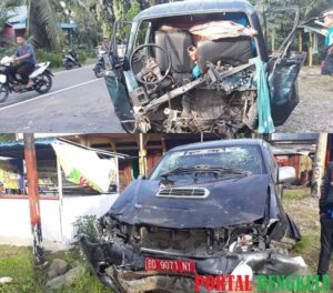 Mobnas Toyota Hilux Vs Isuzu Minibus, Penjual Mainan Anak Patah Kaki