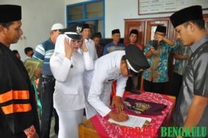 Giliran Camat Lebong Selatan Lantik 2 Pjs Kades