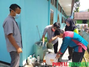 Sikapi Wabah Covid-19, Camat Lebong Selatan dan Jajaran Stakeholder Lakukan Penyemprotan Disinfektan