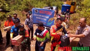 Perduli, PWI Bersinergi Bersama Polres Kaur Salurkan Bantuan Korban Bencana
