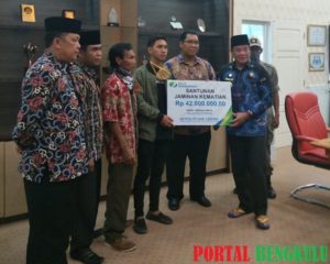 Bupati Lebong Serahkan Santunan BPJS Ketenagakerjaan Kepada Ahli Waris Anggota Linmas