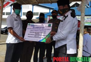 Bupati Lebong, Rosjhonsyah Terima dan Salurkan 200 Paket Sembako Bantuan BP Jamsostek