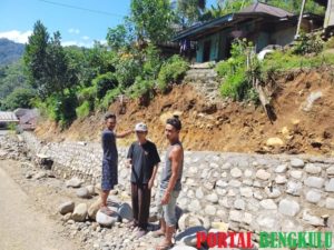 Pembangunan Pelapis Tebing Dikeluhkan Warga, Dinas PUPR Pastikan Pembuatan Tangga