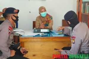 Personil KBR Gegana Sat Brimobda Lakukan Pendataan dan Zonasi Covid-19