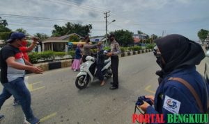 Bersama Mahasiswa KKN Unib, Polsek Mukomuko Utara Sosialisasi AKB dan Bagikan Masker