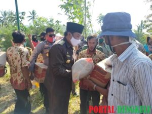 Lagi, Bupati Bersama Forkopimda Distribusikan Bantuan Pangan Warga Terdampak Covid-19