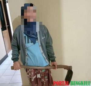 Digebuk Pakai Cangkul, Warga Desa Semundam Lapor Polisi