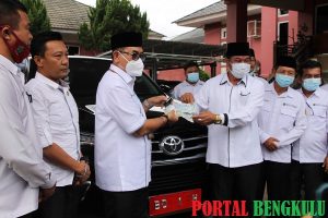 Rosjonsyah Serahkan Memori Jabatan dan Kendaraan Dinas Pada Plh Bupati Lebong